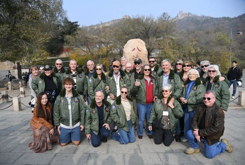 △2023年10月29日，飛虎隊(duì)老兵莫耶一行人在北京八達(dá)嶺長(zhǎng)城合影留念。