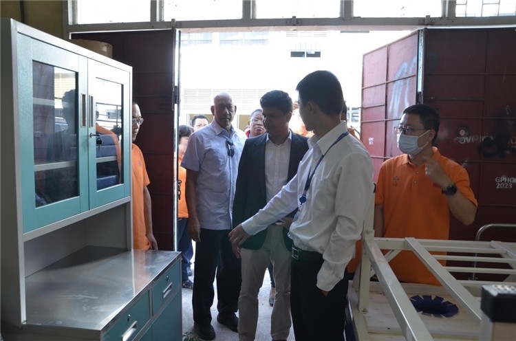 喬治敦公立醫(yī)院執(zhí)行院長接收捐贈(zèng)物資。第十九期中國援圭亞那醫(yī)療隊(duì)供圖