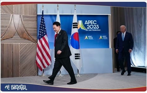 ｜｜日本首相岸田文雄、美國(guó)總統(tǒng)拜登以及韓國(guó)總統(tǒng)尹錫悅試圖在APEC會(huì)議期間合影