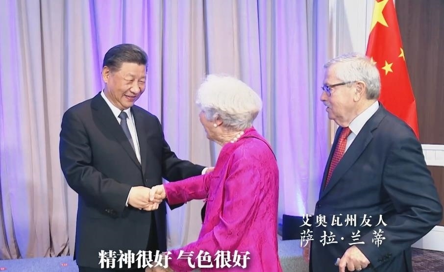 △當(dāng)?shù)貢r(shí)間11月15日晚，習(xí)近平主席在美國舊金山親切會(huì)見艾奧瓦州友人薩拉·蘭蒂。