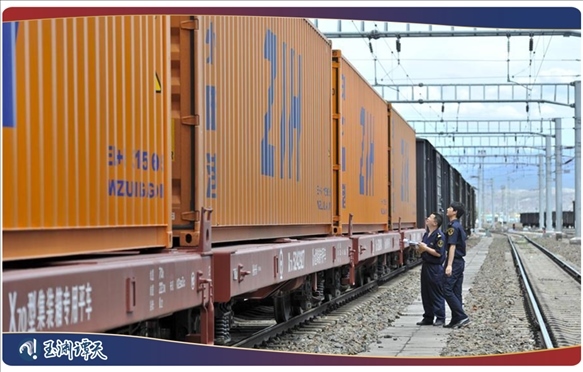 ｜｜新疆阿拉山口，中歐班列從這里經(jīng)過