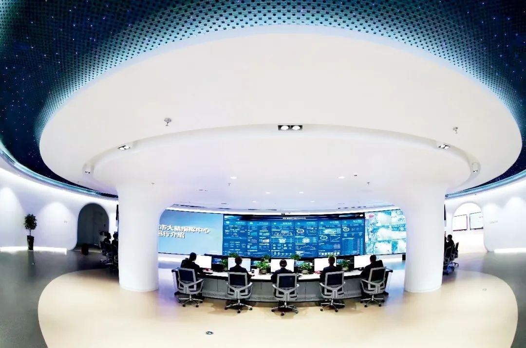 2021年2月2日，江西省撫州市東鄉(xiāng)區(qū)城市大腦指揮中心，工作人員通過城市大腦指揮平臺(tái)實(shí)時(shí)監(jiān)控、抓取、分析相關(guān)案件。