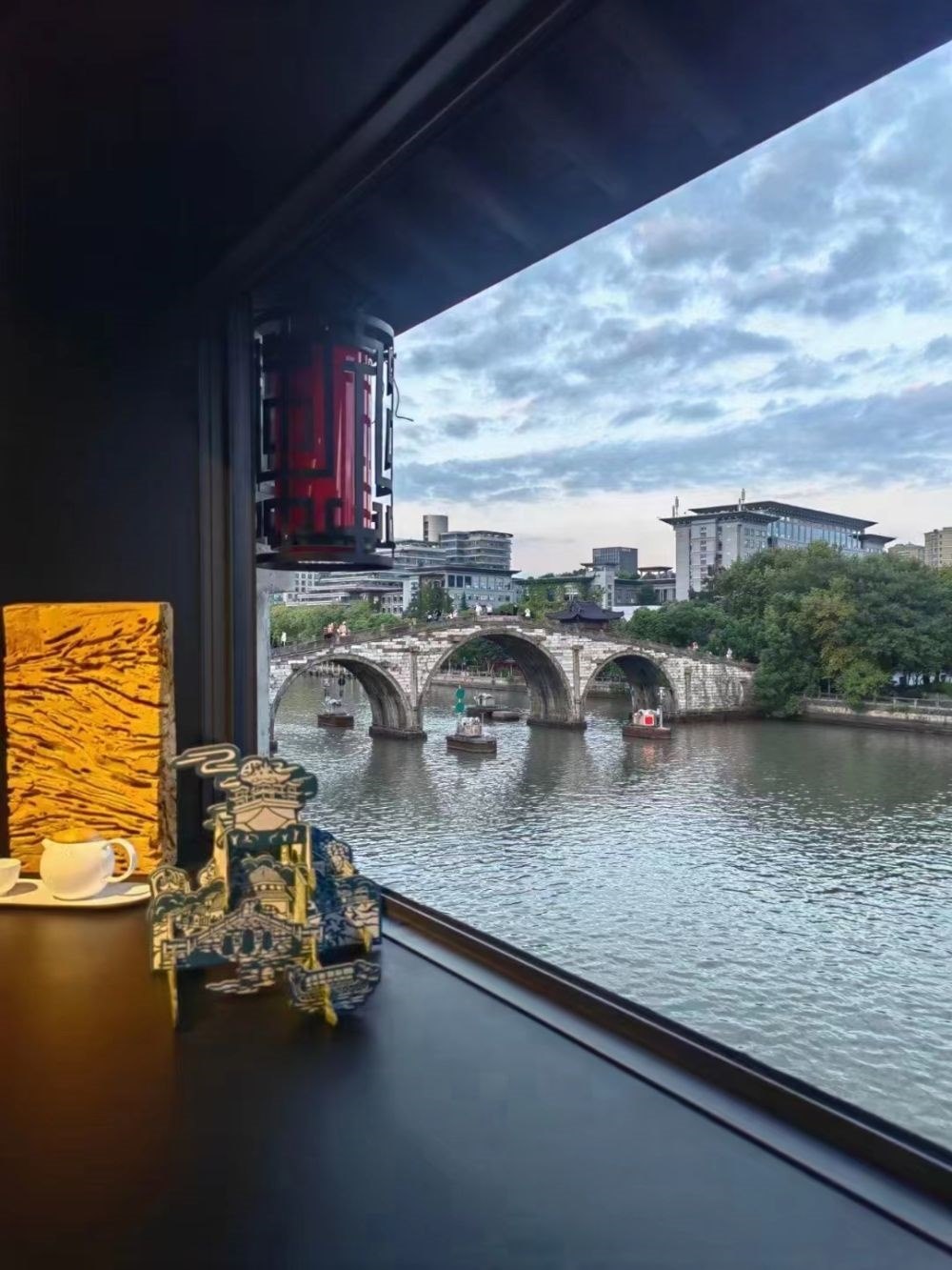 文創(chuàng)產(chǎn)品與拱宸橋。（受訪者供圖）