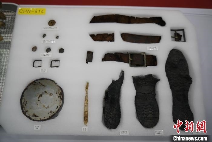 當(dāng)?shù)貢r間11月22日上午，第十批在韓中國人民志愿軍烈士遺骸裝殮儀式在韓國舉行。圖為裝殮儀式現(xiàn)場拍攝的部分志愿軍烈士遺物。中新社記者劉旭 攝