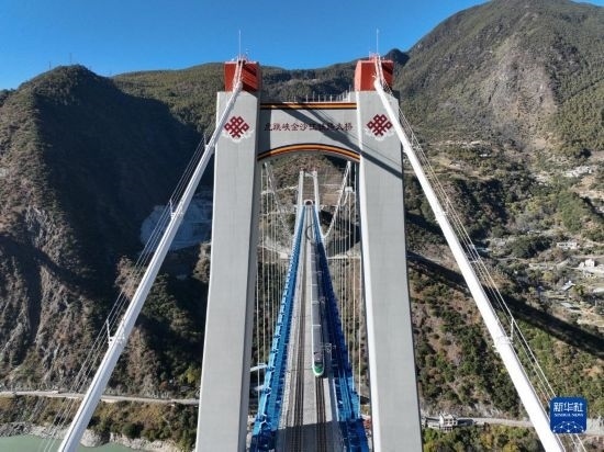 11月25日，列車通過麗香鐵路金沙江特大橋（無人機(jī)照片）。