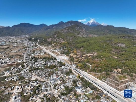 11月25日在麗江市境內(nèi)拍攝的即將開通的麗香鐵路（無人機(jī)照片）。