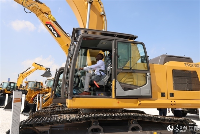 嘉賓參觀體驗(yàn)山東重工產(chǎn)品。人民網(wǎng)記者 任皓宇攝