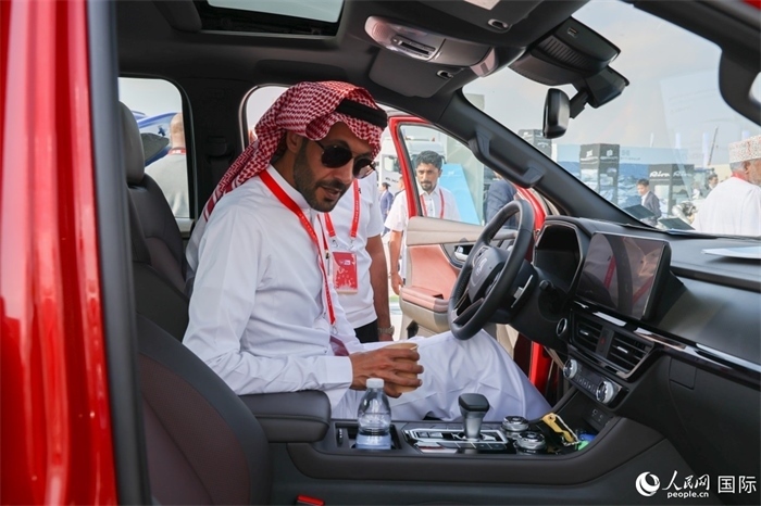 嘉賓參觀體驗(yàn)山東重工產(chǎn)品。人民網(wǎng)記者 任皓宇攝