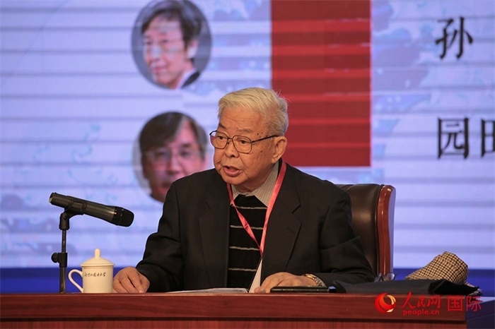 北京外國語大學(xué)北京日本學(xué)研究中心原主任嚴(yán)安生發(fā)表主旨演講。人民網(wǎng)記者 張麗婭攝