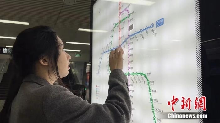 李佳夢(mèng)正在坐地鐵。呂盛楠 攝