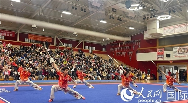 中國(guó)武術(shù)隊(duì)員表演現(xiàn)場(chǎng)。人民網(wǎng)記者 鄧圩攝