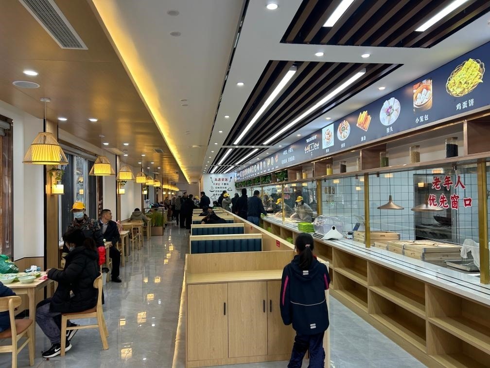 位于安徽合肥市瑤海區(qū)和平路街道綠苑社區(qū)的社區(qū)老年大食堂。（綠苑社區(qū)供圖）