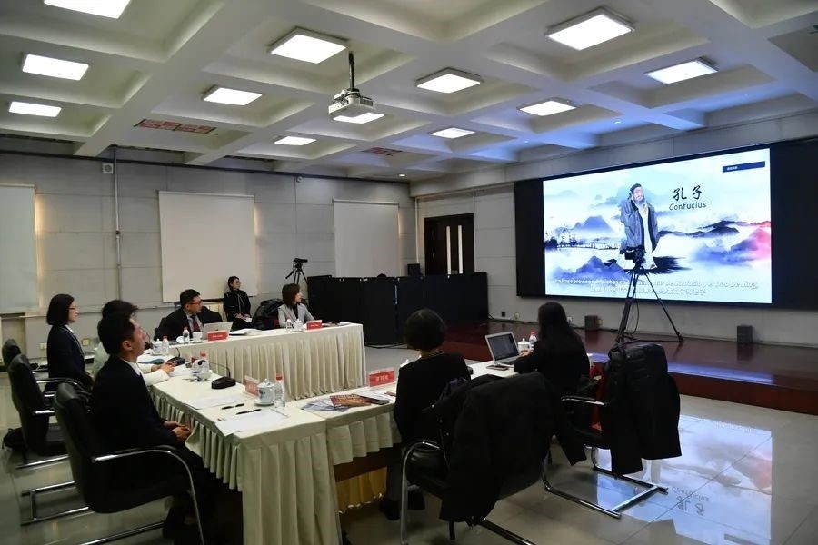 與會(huì)嘉賓觀看由美洲中心策劃制作的“一帶一路”主題視頻節(jié)目《習(xí)語用典——大道不孤 眾行致遠(yuǎn)》。