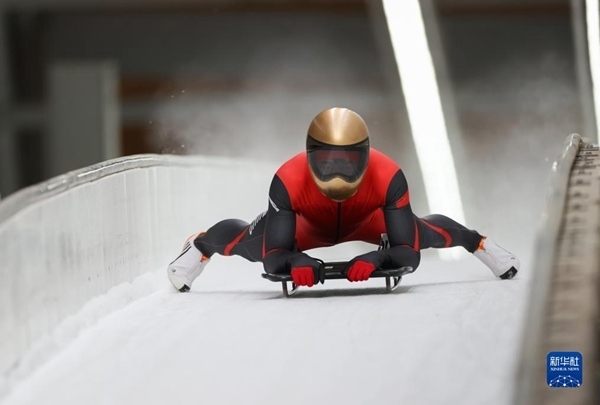 11月25日，天津隊(duì)選手閆文港在比賽中抵達(dá)終點(diǎn)。新華社記者 王楷焱 攝
