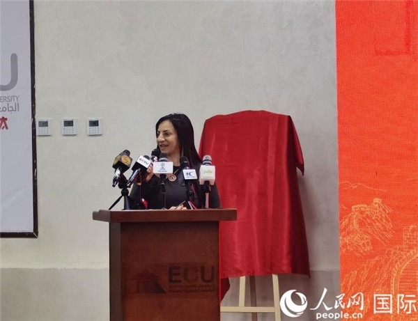 埃及中國(guó)大學(xué)副董事長(zhǎng)索娜塔致辭。人民網(wǎng)記者 沈小曉攝