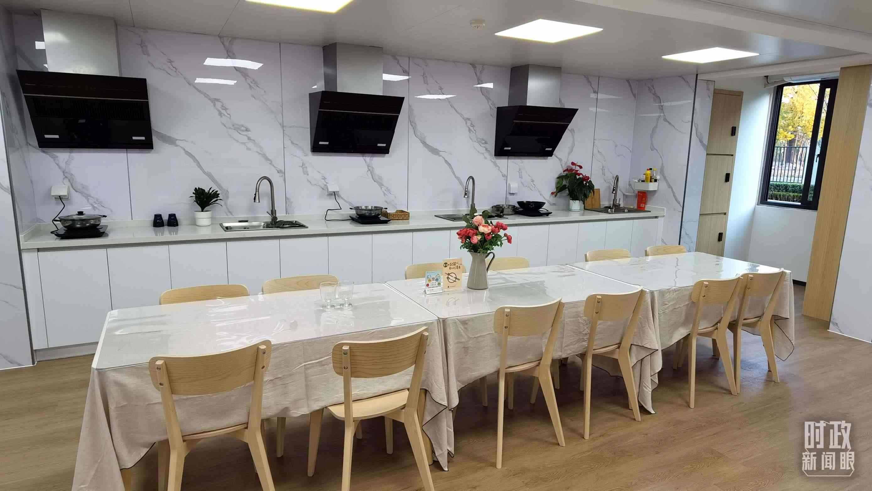 △閔行區(qū)新時(shí)代城市建設(shè)者管理者之家內(nèi)的共享廚房。（總臺(tái)央視記者郭鴻拍攝）