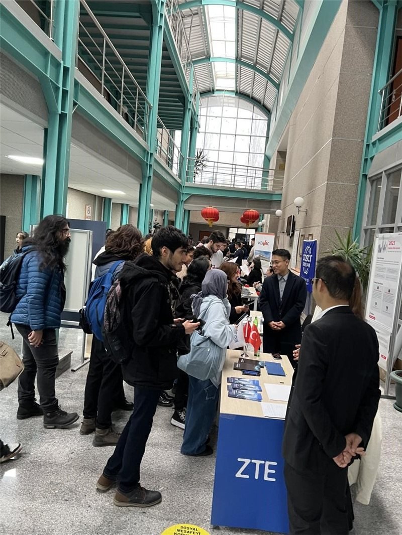 土耳其大學(xué)生在中企展臺(tái)交流。主辦方供圖