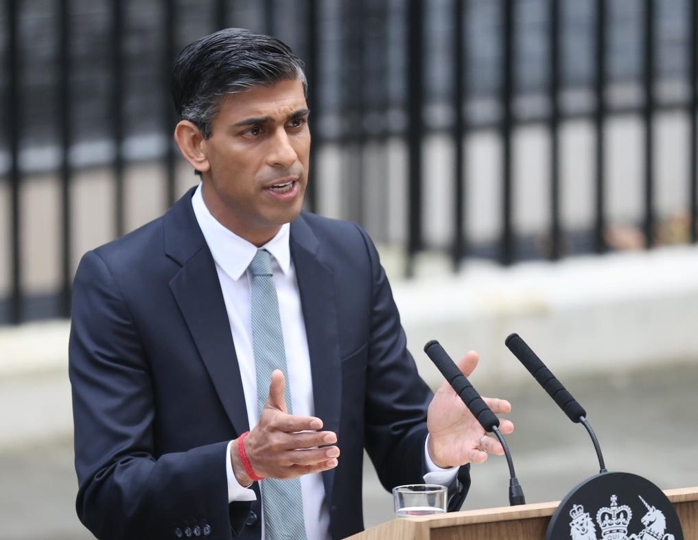 2022年10月25日，里?！ぬK納克在英國倫敦唐寧街10號首相府前發(fā)表講話。新華社記者李穎攝