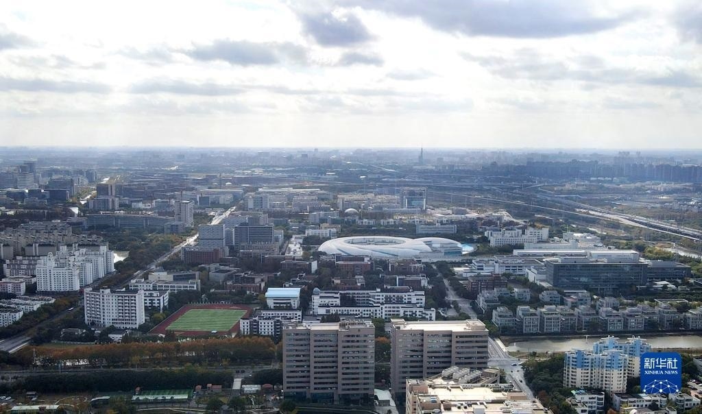 這是2023年11月25日在上海浦東新區(qū)張江科學(xué)城拍攝的形如鸚鵡螺的大科學(xué)裝置上海光源（中）（無(wú)人機(jī)照片）。新華社記者 方喆 攝