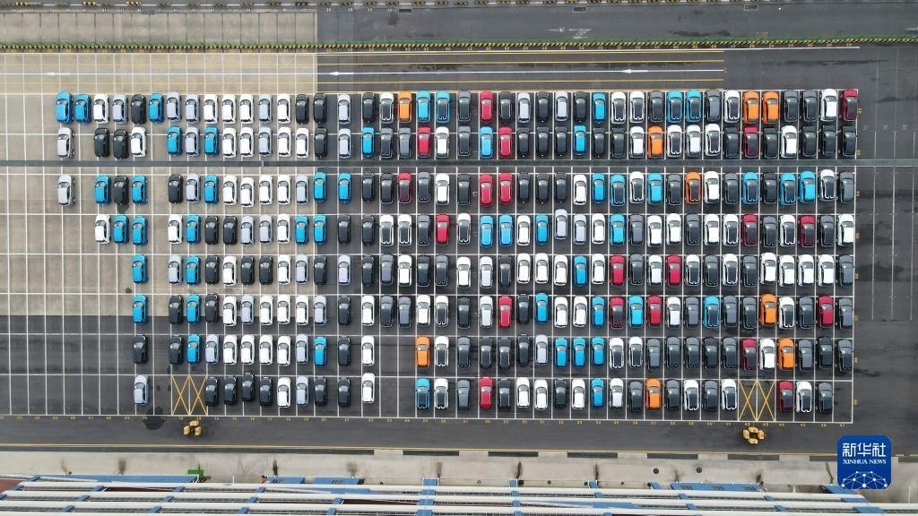 這是2023年7月9日在上海外高橋海通汽車(chē)碼頭拍攝的等待裝船運(yùn)往澳大利亞的上汽MG品牌汽車(chē)和新能源車(chē)（無(wú)人機(jī)照片）。新華社記者 方喆 攝