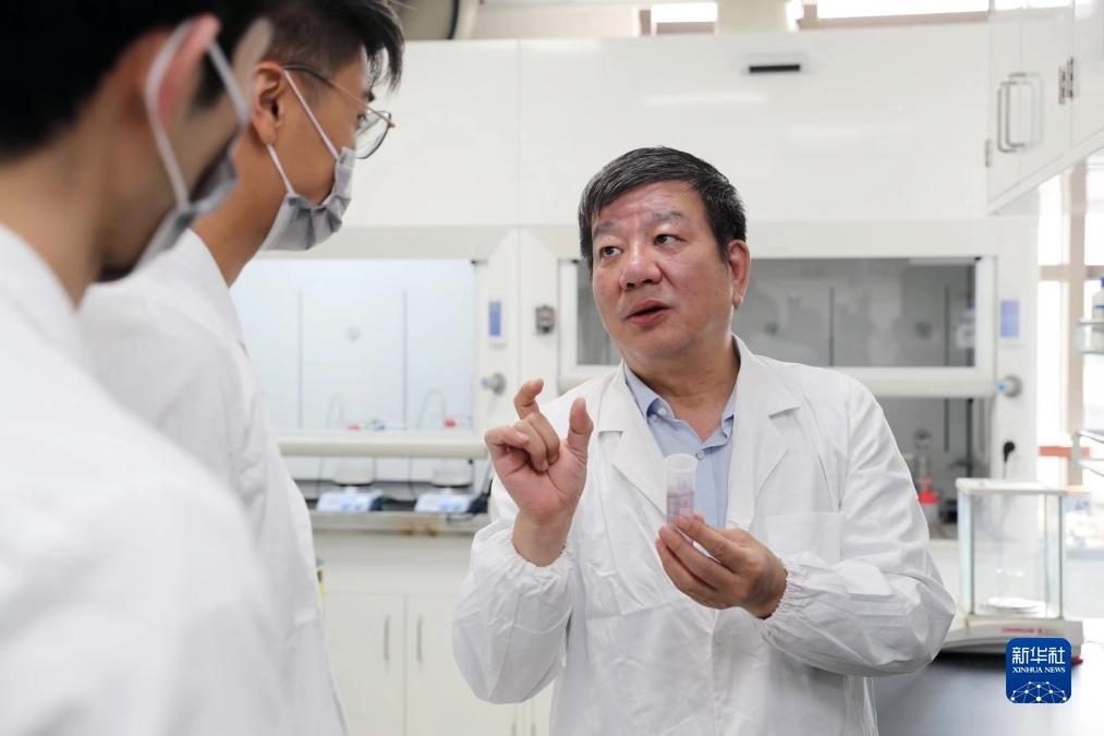 中國(guó)科學(xué)院院士、國(guó)家自然科學(xué)獎(jiǎng)一等獎(jiǎng)得主趙東元在復(fù)旦大學(xué)實(shí)驗(yàn)室里指導(dǎo)學(xué)生（2023年9月2日攝）。新華社記者 劉穎 攝
