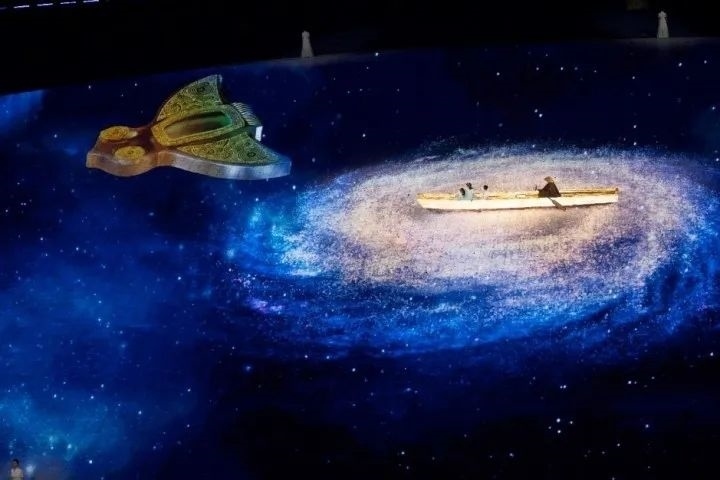 杭州第4屆亞殘運(yùn)會閉幕式上，吉祥物飛飛幻化回良渚玉鳥的模樣，盤旋于夜色之中。記者 倪雁強(qiáng) 董旭明 攝