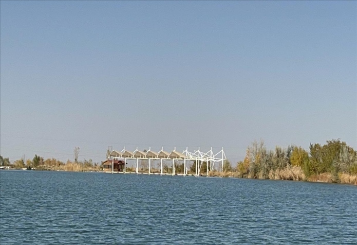 2023年11月1日，督察組拍攝到弱水花海景區(qū)建有人工湖及水上游樂(lè)設(shè)施。（中央第四生態(tài)環(huán)境保護(hù)督察組供圖）