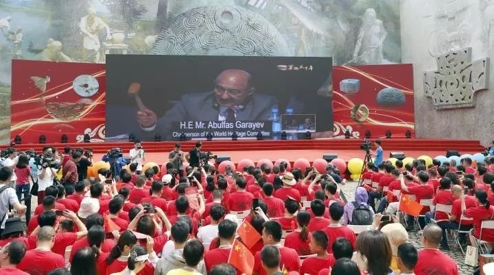 2019年7月6日，杭州市民揮舞國旗慶祝良渚古城遺址獲準(zhǔn)列入世界遺產(chǎn)名錄。記者 吳煌 倪雁強(qiáng) 攝