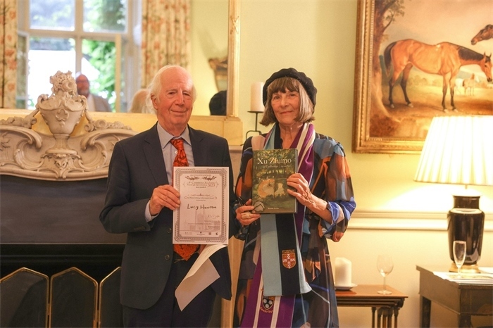 艾倫·麥克法蘭教授為漢密爾頓頒發(fā)文學類終身成就獎。雨珊攝