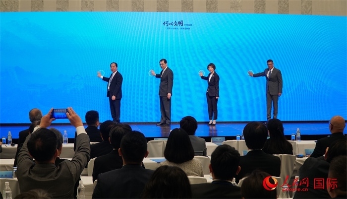 嘉賓共同啟動(dòng)“何以文明”日本特展體驗(yàn)暨2024年總臺(tái)春晚宣介區(qū)。人民網(wǎng) 蔣曉辰攝