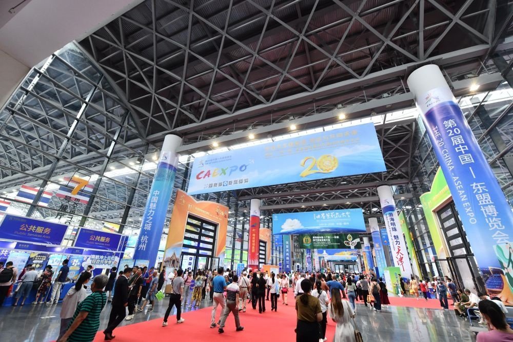 2023年9月18日，參觀者在第二十屆中國—東盟博覽會東盟商品展區(qū)選購商品。新華社記者 黃孝邦 攝