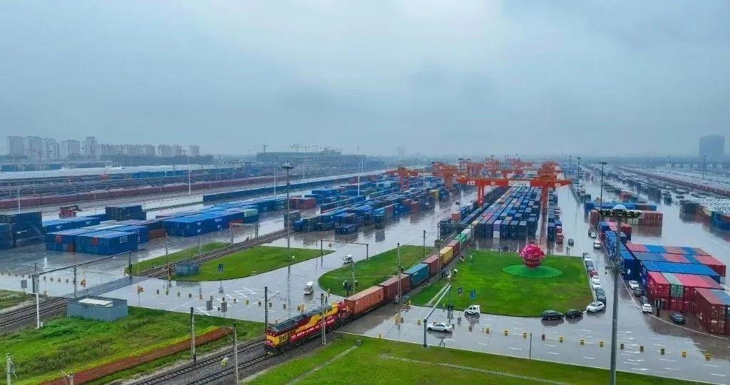 △2023年9月28日，中歐班列長安號第20000列從陜西西安國際港站開出。