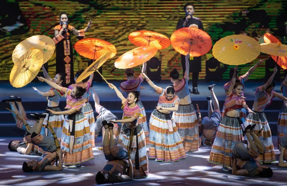 2023年1月18日，以“同心筑厚誼 攜手共發(fā)展”為主題的2023年中越跨國春節(jié)聯(lián)歡晚會在云南省紅河哈尼族彝族自治州河口瑤族自治縣舉行，越南老街省民族藝術歌舞團的演員在晚會上表演歌舞《漂浮在云端的節(jié)日》。新華社記者 胡超 攝