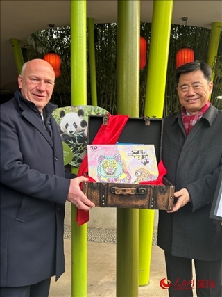吳墾大使和韋格納市長手捧德國兒童為“夢想”“夢圓”準(zhǔn)備的手繪“送別大禮包”。人民網(wǎng)記者 徐馨攝