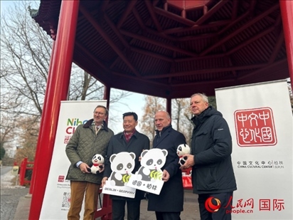 中國文化中心組織的主題活動現(xiàn)場。從左至右依次為柏林動物園園長克尼里姆、中國駐德國大使吳懇、柏林市長韋格納、柏林動物園監(jiān)事會主席布魯克曼。人民網(wǎng)記者 徐馨攝