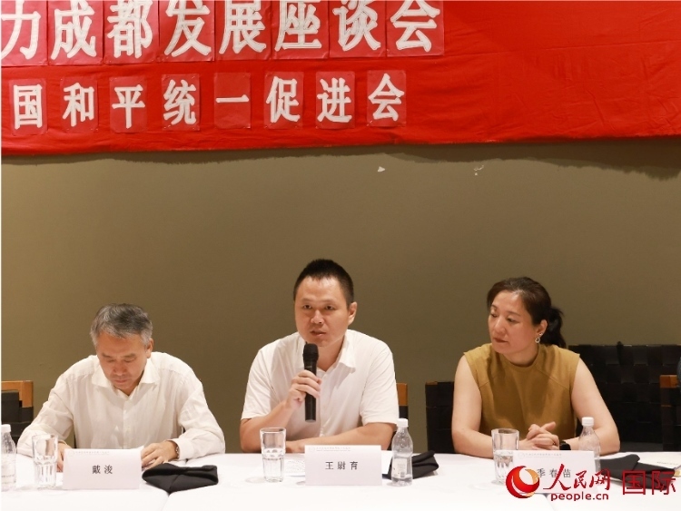 中國駐里約總領(lǐng)館副總領(lǐng)事王尉育（中）在座談會中致辭。人民網(wǎng)記者 陳海琪攝