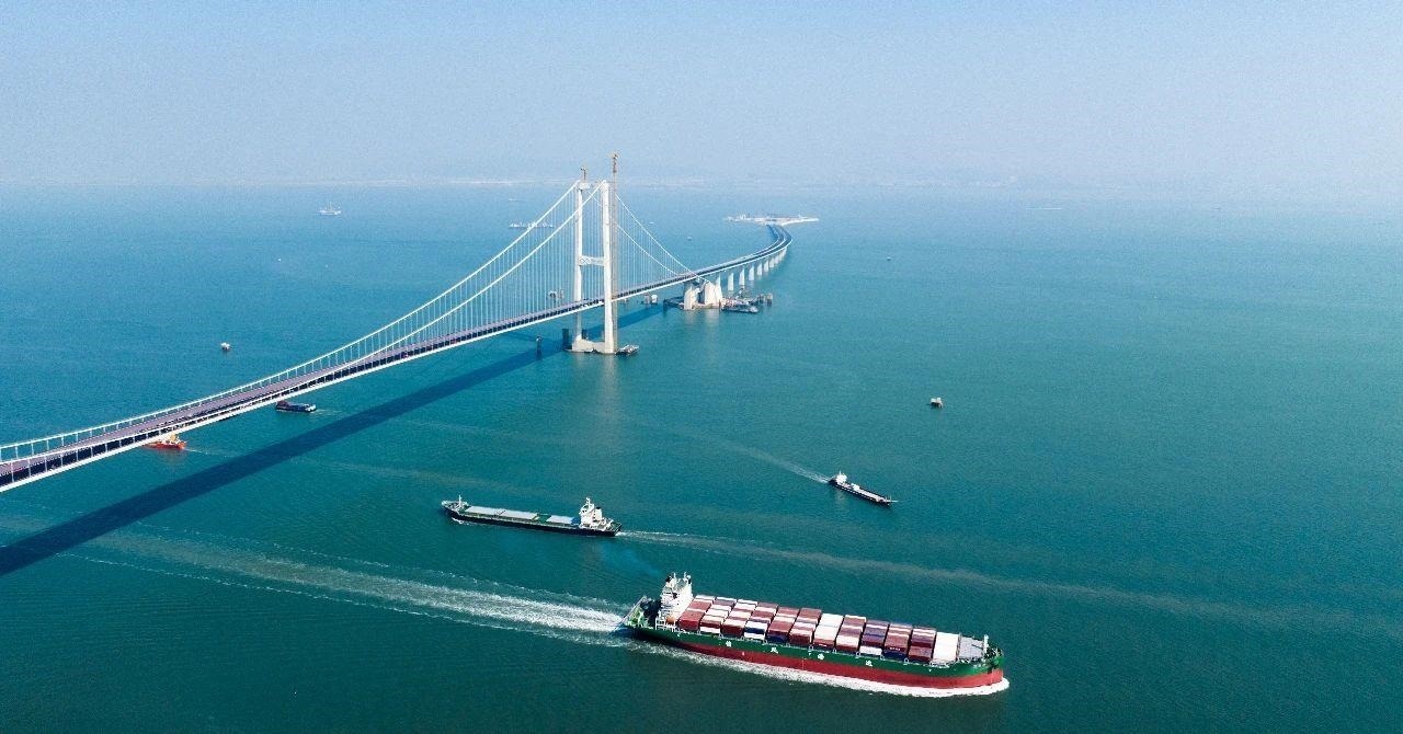 △2023年11月28日，國家重大工程深中通道海底沉管隧道貫通。