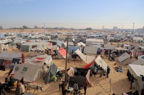  這是12月8日在加沙地帶南部城市拉法拍攝的臨時營地。新華社發(fā)（里澤克·阿卜杜勒賈瓦德攝）