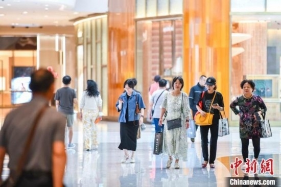 圖為顧客在cdf海口國際免稅城內(nèi)選購商品。<a target='_blank' href='/' ><p align=