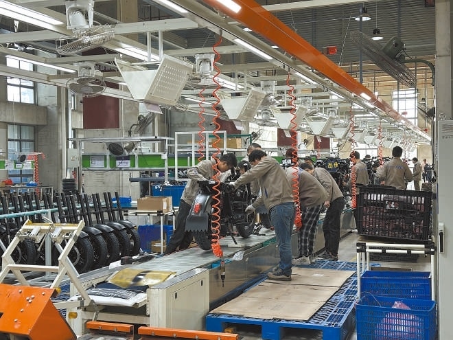  產(chǎn)業(yè)領(lǐng)跑 在長三角一體化發(fā)展格局下，新能源制造業(yè)通過產(chǎn)業(yè)集群協(xié)同發(fā)展，形成現(xiàn)代化產(chǎn)業(yè)體系。圖為位于江蘇常州市的比亞迪工廠內(nèi)，工作人員正在組裝銷往非洲國家的電動摩托車。 拉丁美洲通訊社古巴籍攝影記者 朗尼·洛佩茲（中文名羅帥）攝