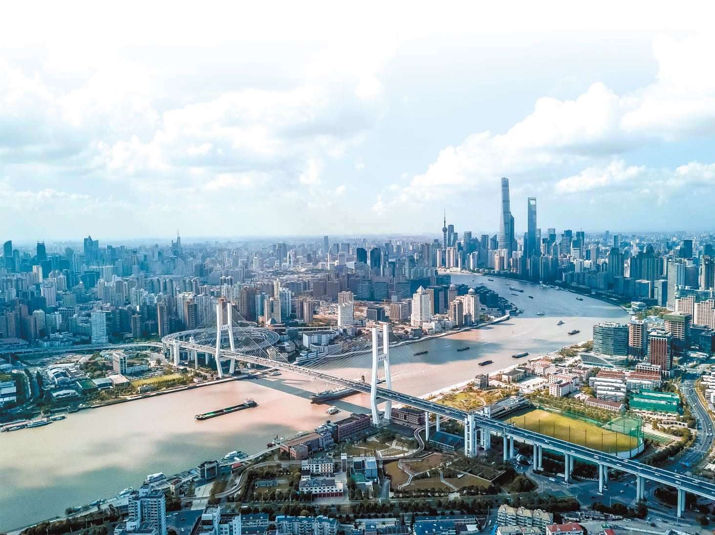  潮起東方 上海黃浦江兩岸高樓林立，風光無限。近年來，上海以開放創(chuàng)新之姿，謀劃推動高質(zhì)量發(fā)展，奮力開創(chuàng)長三角一體化新局面。 德國籍導演、建筑師、攝影師 馬克·西格蒙德攝 “起初，我被東方古國的悠久歷史文化吸引來到中國。在上海生活的10多年間，我見證了這座城市的發(fā)展歷程，也感受到它兼具傳統(tǒng)與現(xiàn)代的獨特魅力?！? /></p> <p style=