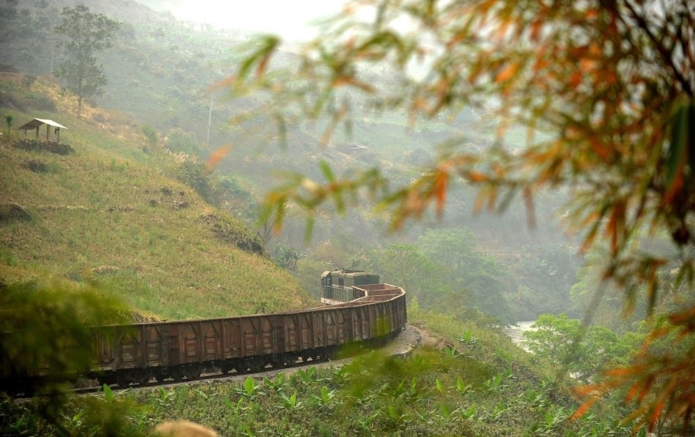 這是行駛在滇越鐵路云南省屏邊縣境內(nèi)的貨運(yùn)列車（2012年3月9日攝）。