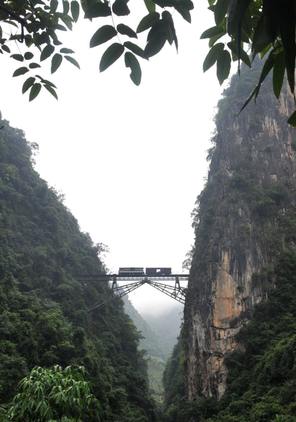 2009年6月1日，一列小火車從人字橋上通過(guò)。