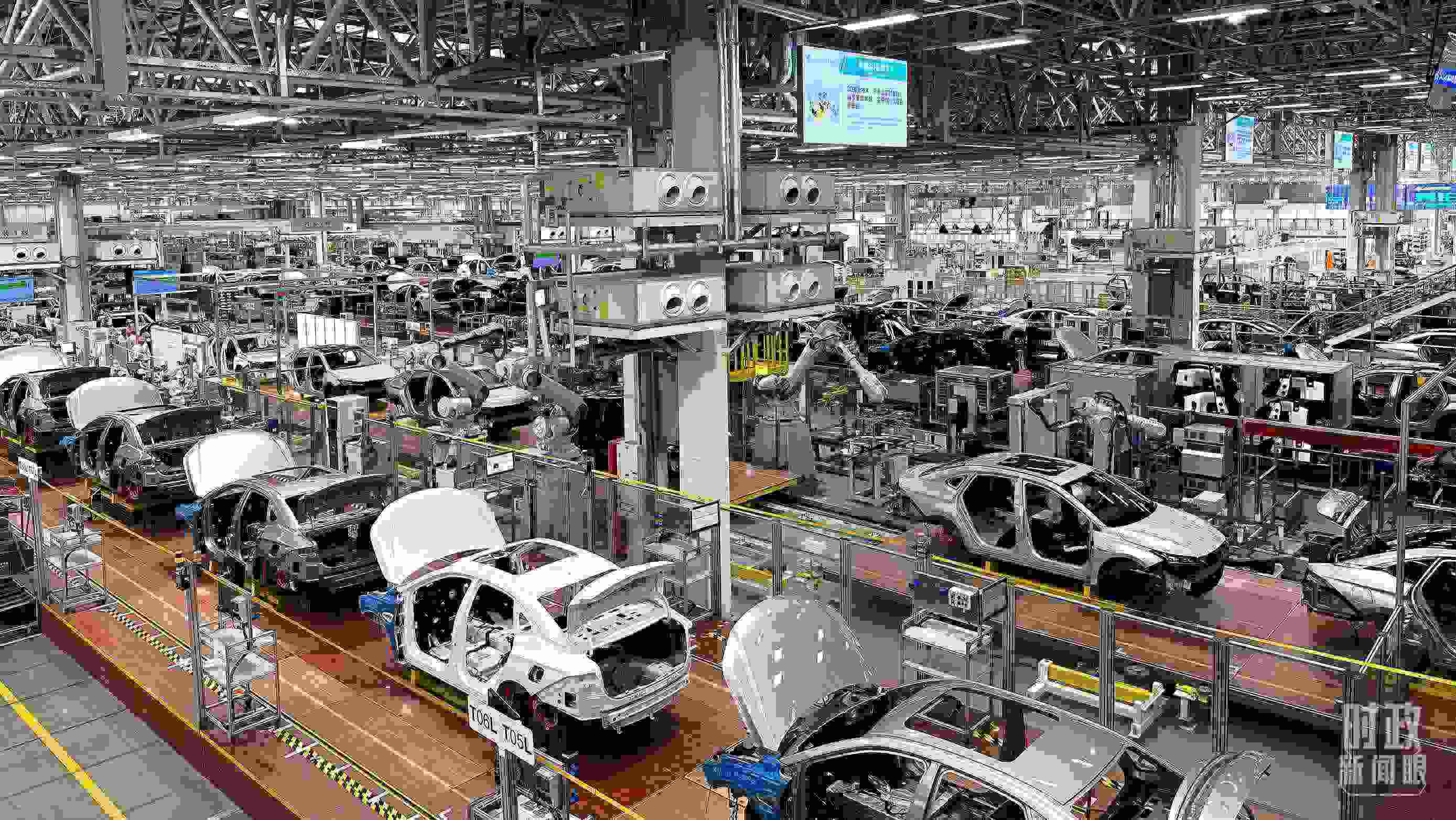 △廣汽埃安總裝車間智能生產(chǎn)線展示。（總臺(tái)央視記者趙化拍攝）