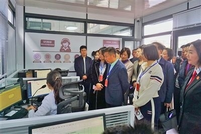  在昆明中院訴前調(diào)解工作室內(nèi)，代表們觀摩法官線上調(diào)解。