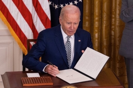 10月30日，美國總統(tǒng)拜登在華盛頓白宮簽署人工智能監(jiān)管行政令。新華社發(fā)（亞倫攝）