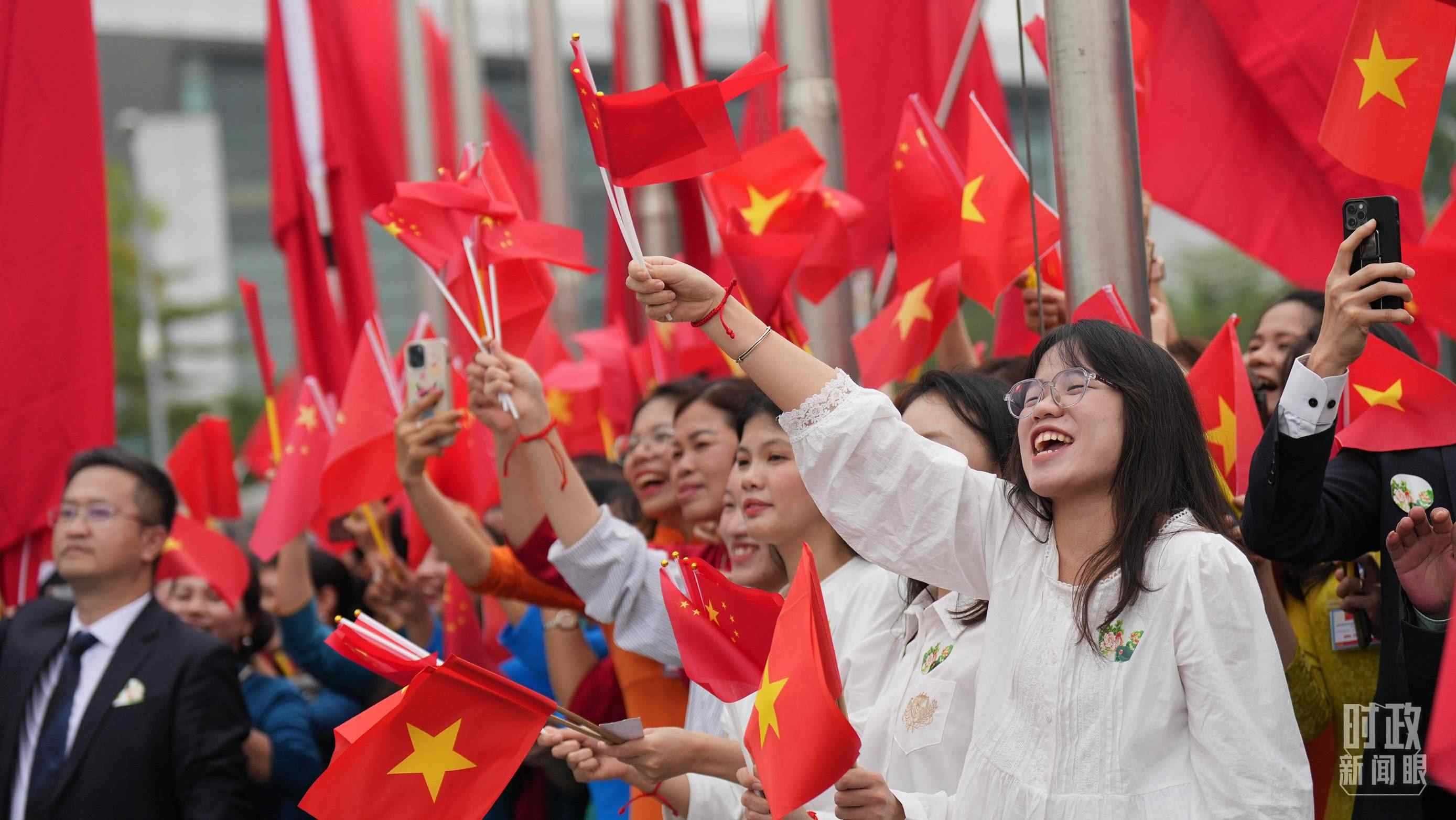 △人們揮舞兩國(guó)旗幟歡迎習(xí)近平訪越。（總臺(tái)國(guó)廣記者李晉拍攝）