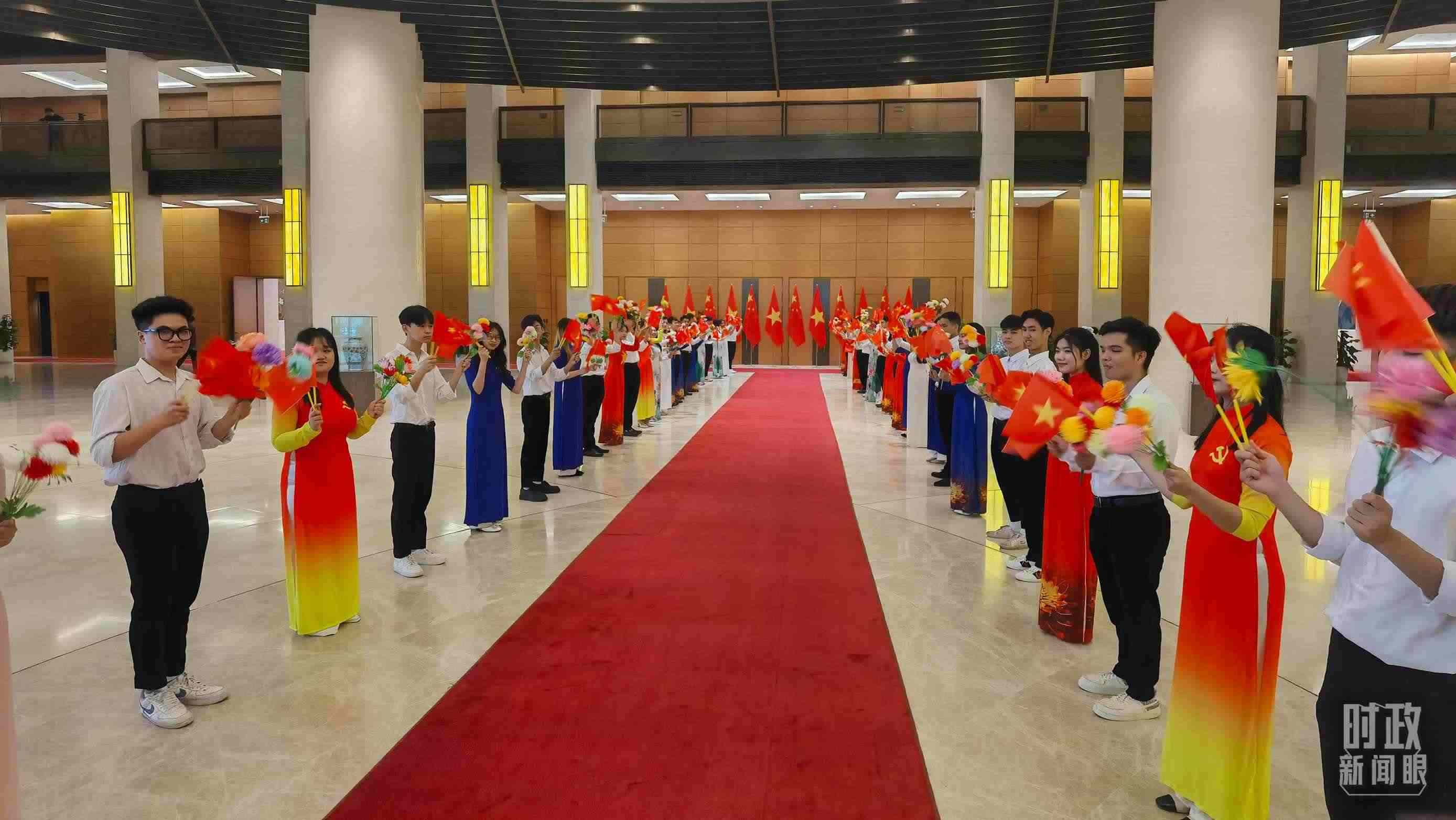 △夾道歡迎的當(dāng)?shù)厍嗄?。（總臺(tái)央視記者周志國(guó)拍攝）