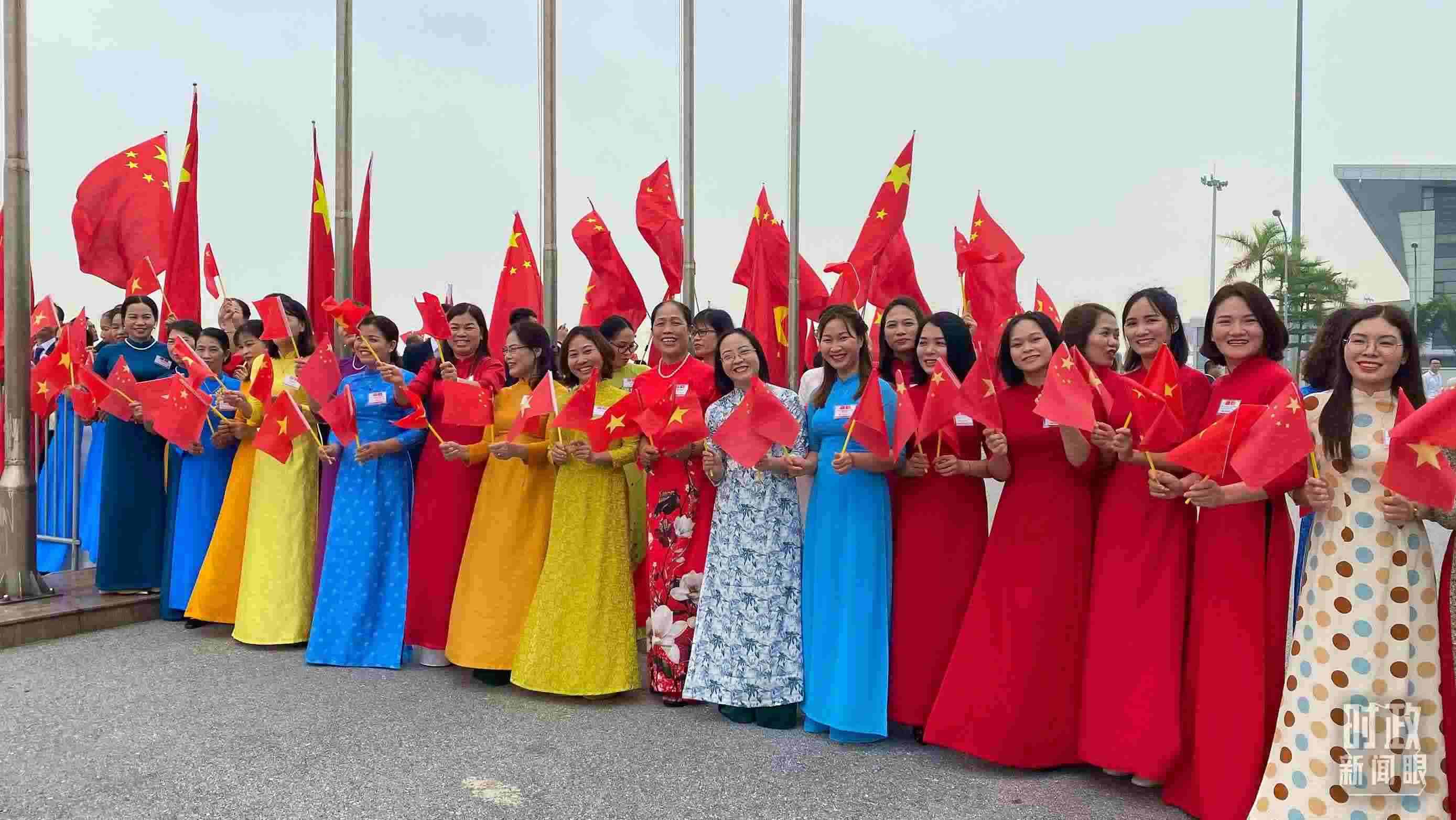 △專機(jī)抵達(dá)前，400多名中越各界代表手持兩黨兩國(guó)旗幟翹首以盼。（總臺(tái)央視記者李增仁拍攝）