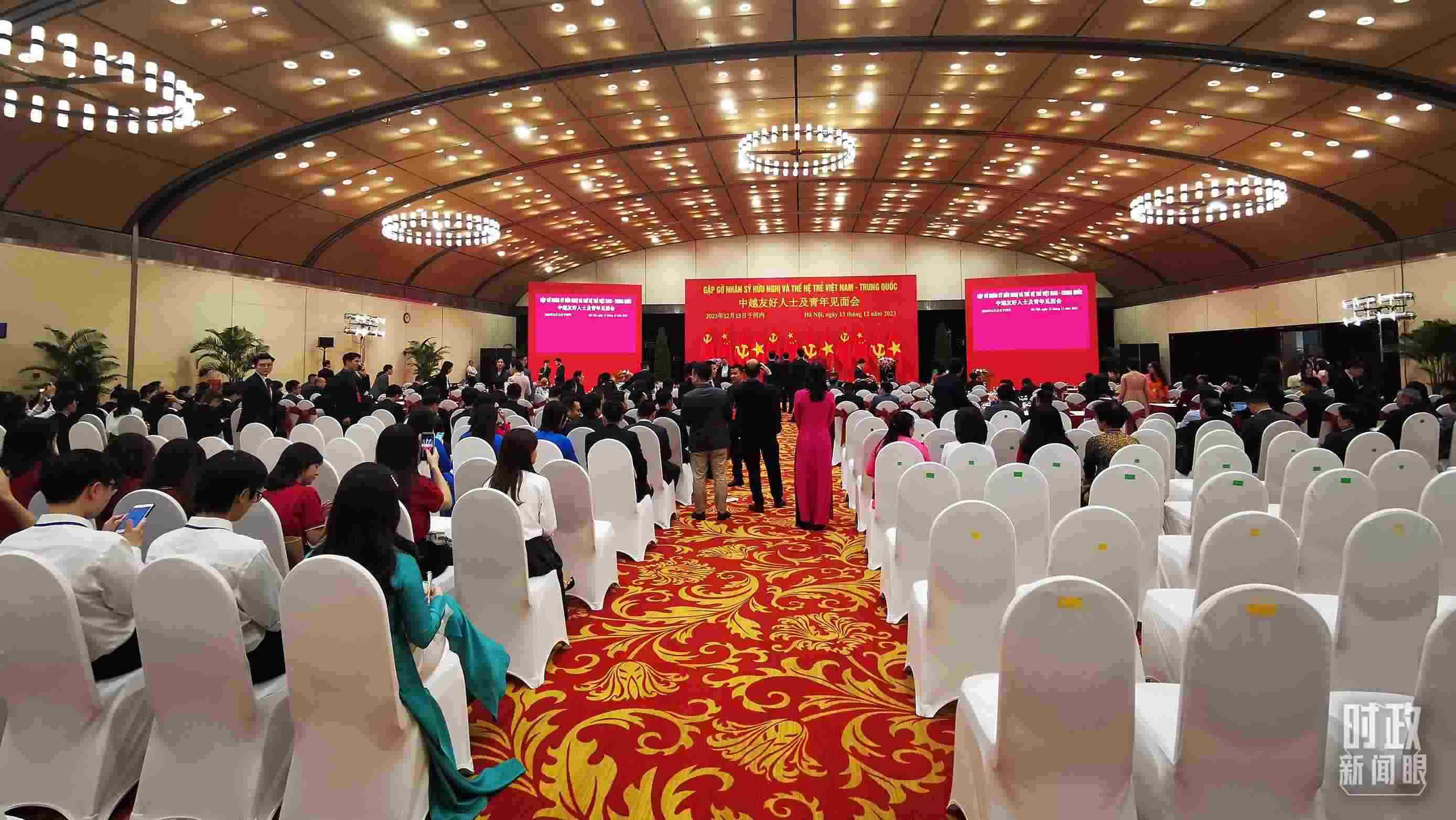 △習(xí)近平出席中越友好人士及青年見(jiàn)面會(huì)。這是見(jiàn)面會(huì)開(kāi)始前的場(chǎng)景。（總臺(tái)央視記者荊偉拍攝）